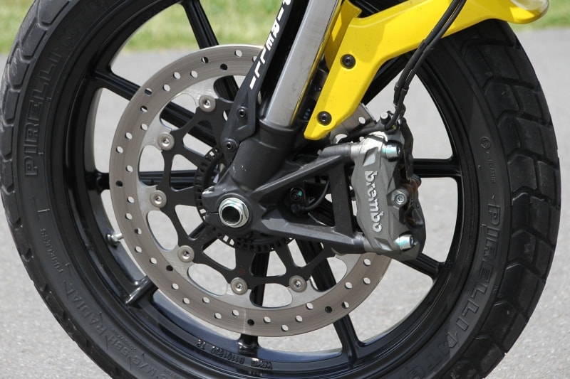 前後ブレーキは最高の品質を誇るブレンボ製。そのストッピングバワーは十分すぎるほど