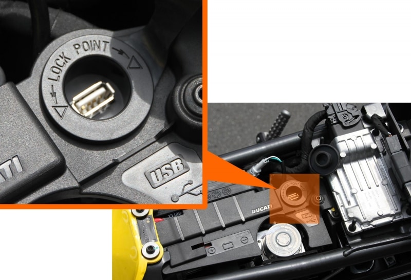 シートを外すと、なんとUSBポートが。現代社会に生きる私たちには嬉しいポイント