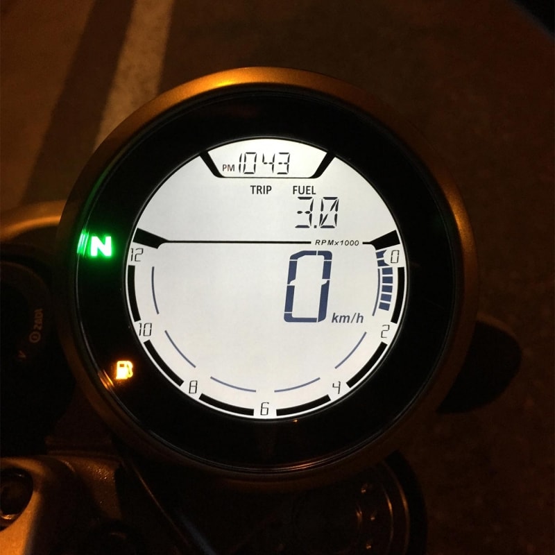 給油ランプが点灯すると、メーターの右上に「FUEL」の文字と数字が表示され、0.1ごとに加算されていく。そのヒミツは……