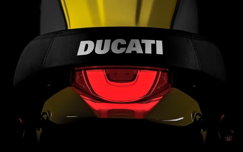 新技術とされるLED製テールライト。その明るさと鮮やかさは感動もの