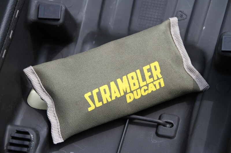 スクランブラーに常備されている工具袋