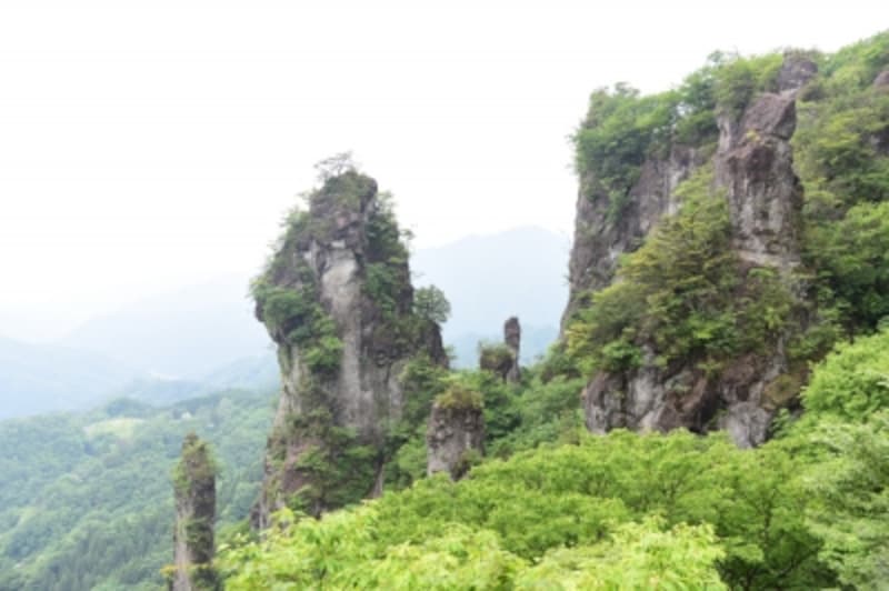 不思議な形をした山々や奇岩が立ち並ぶ妙義山の奇景