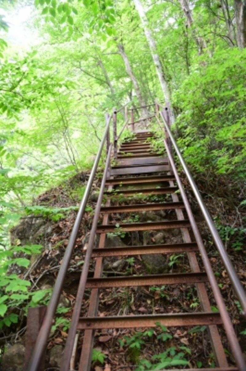 約170段の鉄の階段は、スリル満点！