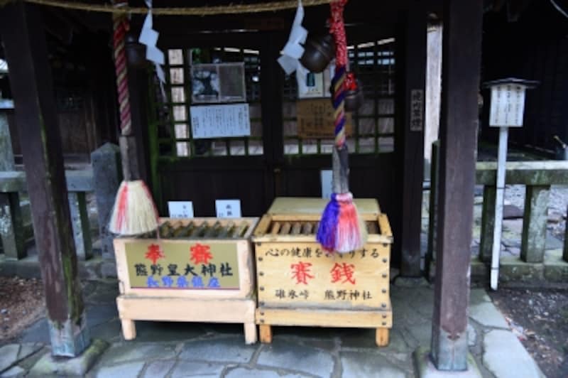 県境に位置する神社。賽銭箱も別々