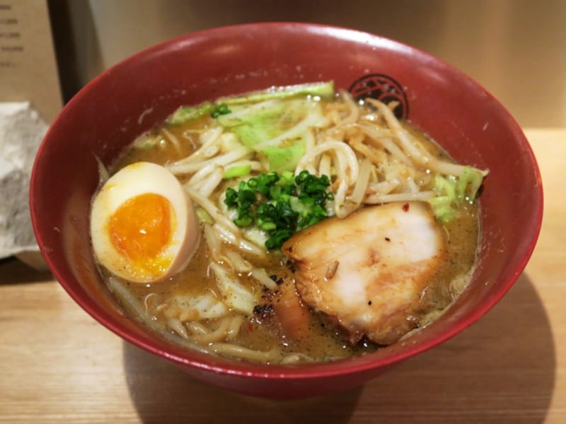 ガイドのお気に入り。無垢ツヴァイテ「焦げ味噌ラーメン(950円、ミニ600円)」(2015年6月7日撮影)
