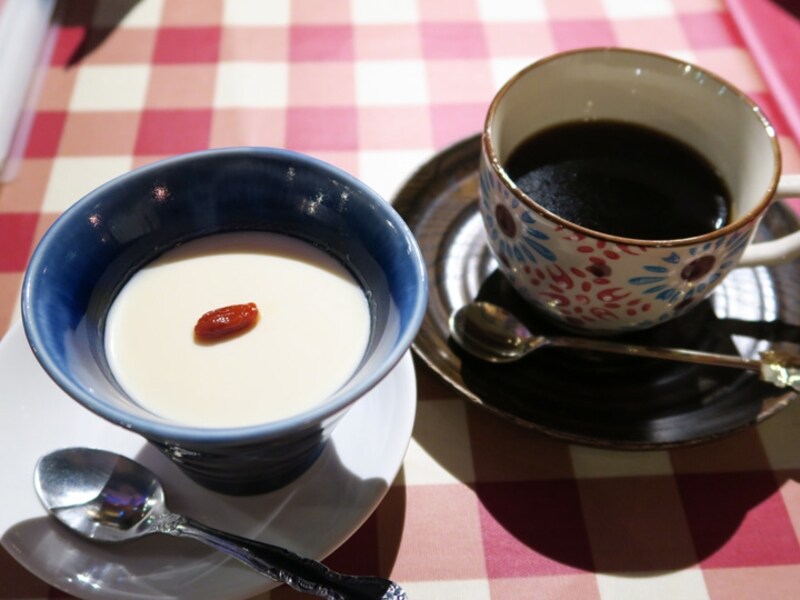 こんな組み合わせもOK。支那そばや「杏仁豆腐(250円)」+喫茶&すなっくKateko「コーヒー(500円)」(2015年2月17日撮影)