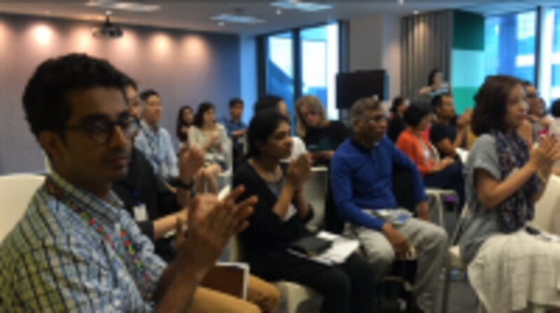 世界５０カ国以上の異なる国の人たちが同じ内容を一緒に学ぶ