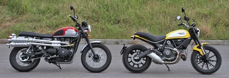 トライアンフ スクランブラー(左)とドゥカティ スクランブラーを並べ置き
