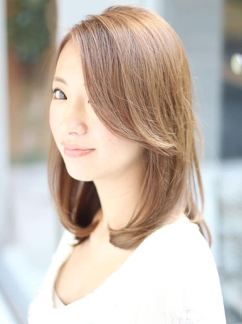 前髪長めアールストレートミディ