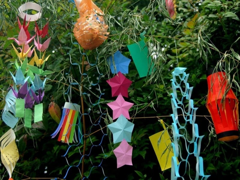 七夕飾りの網飾りや巾着、織姫・彦星、星などを折り紙で作り、笹に飾ろう