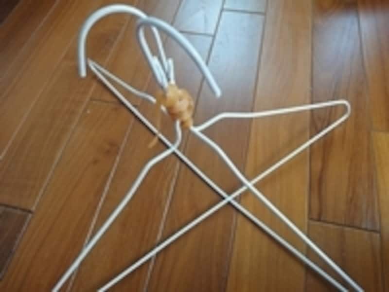 2本の針がねハンガーを交差させゴムでとめる