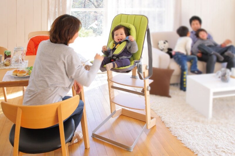 ドイツ・ゴイダー社のハイチェア「タミノ」にろキングチェア「ロッコ」を付けた様子。