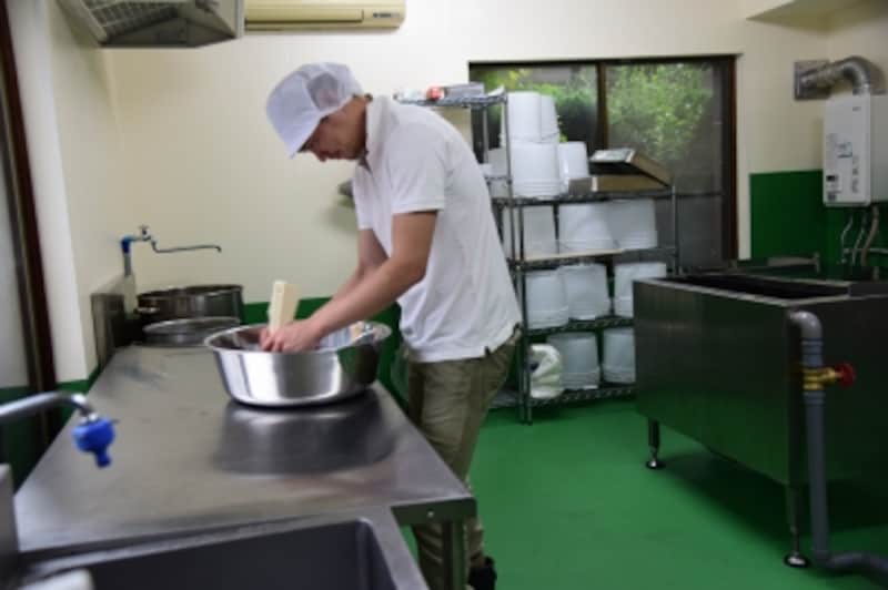 チーズ工房で作業をする弟の大志郎さん