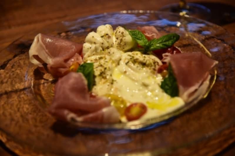 巾着状になったチーズをナイフとフォークで切ると、中からやわらかいチーズと生クリームがトロ～リと出てきます