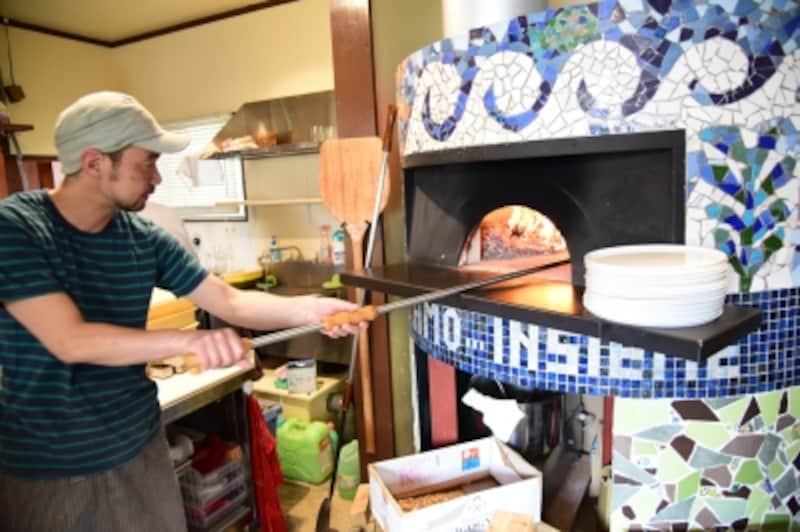 ピッツァを焼く兄の健太郎さん