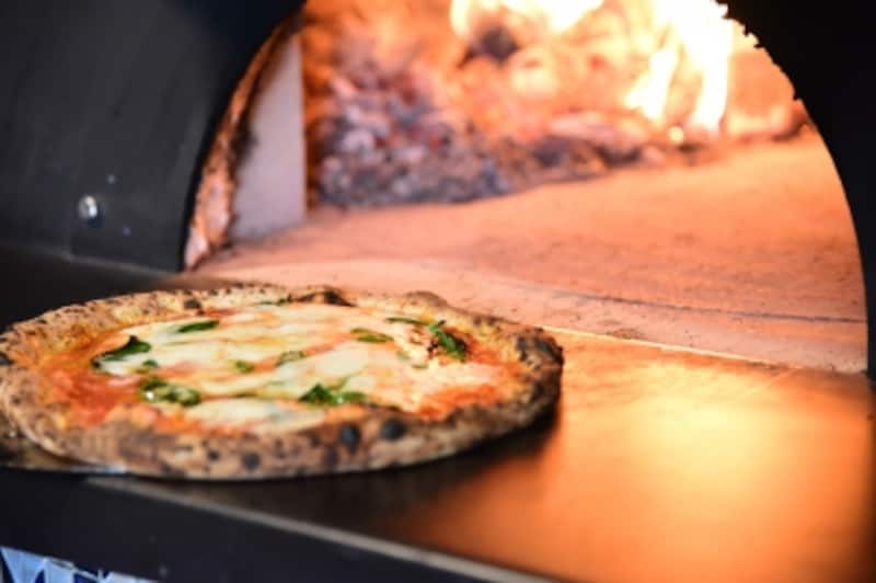 焼きたてアツアツのナポリピッツァ