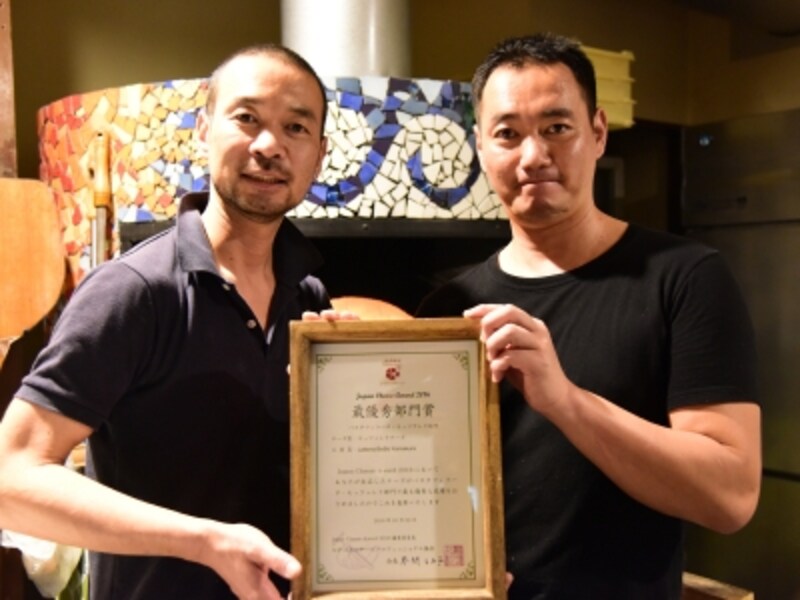 「JAPAN CHEESE AWARD2016」賞状を手に。兄の山崎健太郎さん(左)と弟の山崎大志郎さん