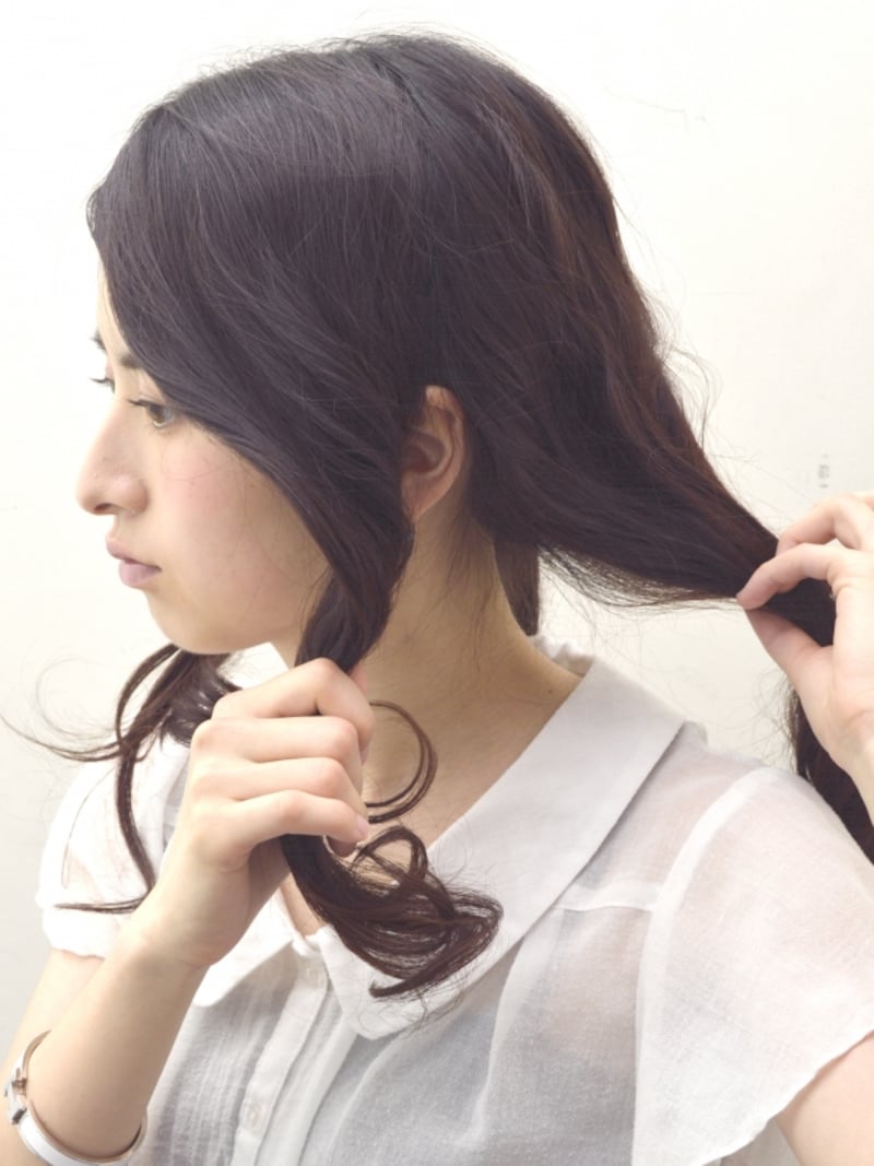 両サイドの耳前の毛束を分けとる