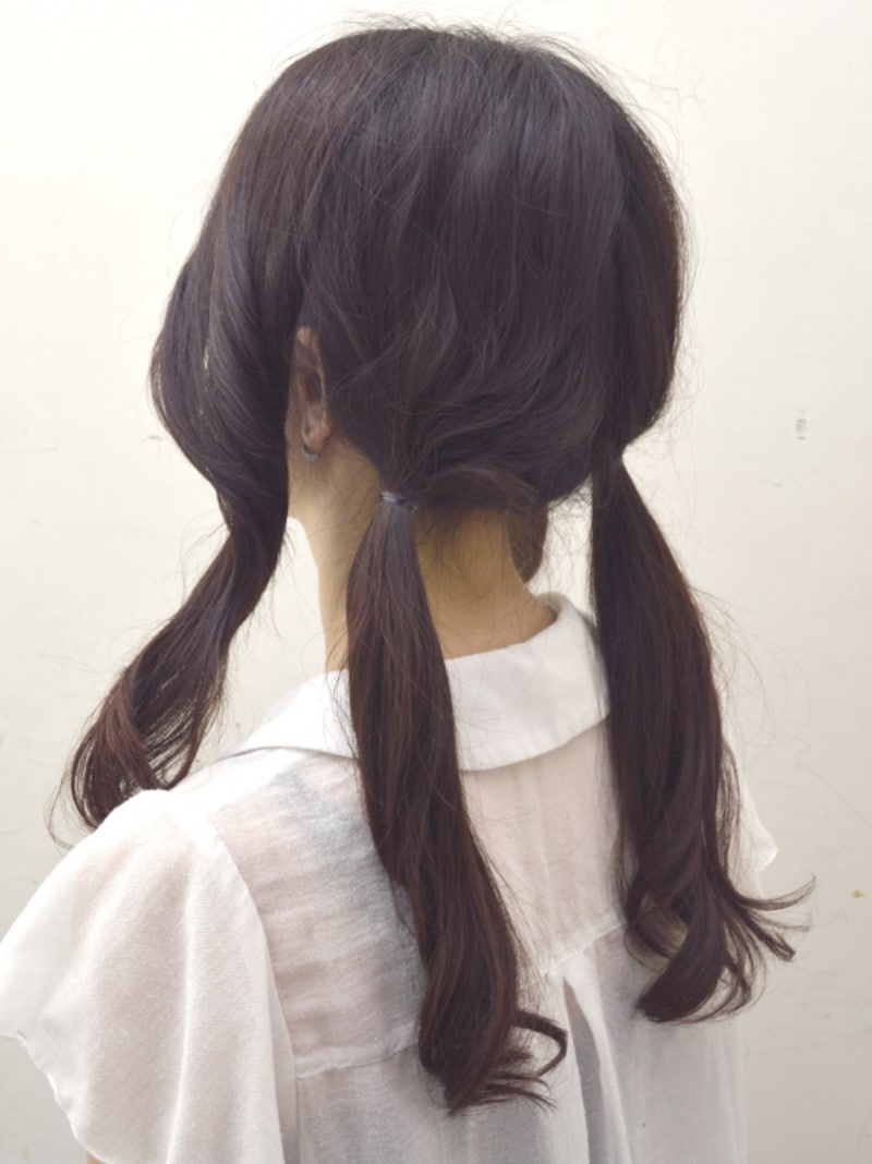 後ろの毛束を2つに分けて結ぶ