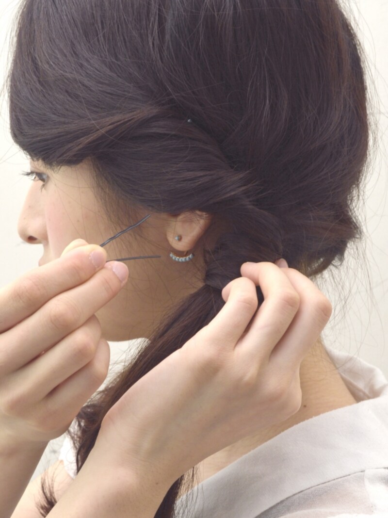毛先の部分をピンで2～3箇所留める