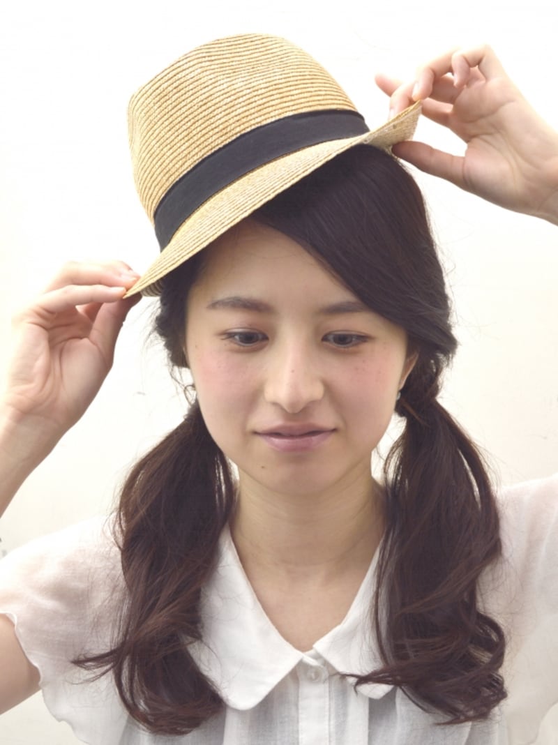 バランスを見ながら帽子をかぶる