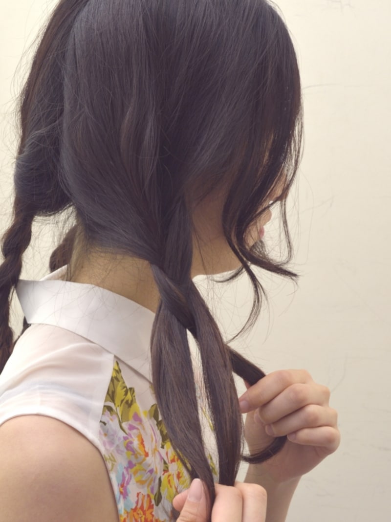 手ぐしで髪を3等分して三つ編みを作る