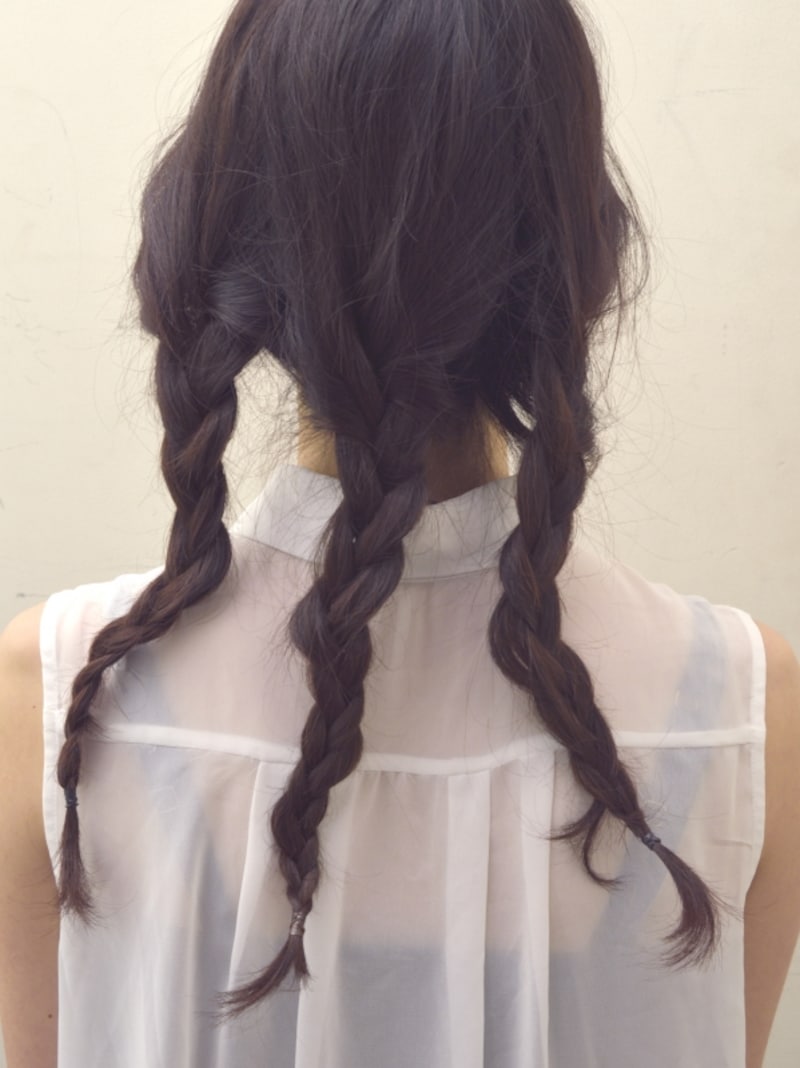 毛先まで編んでそれぞれゴムで結ぶ