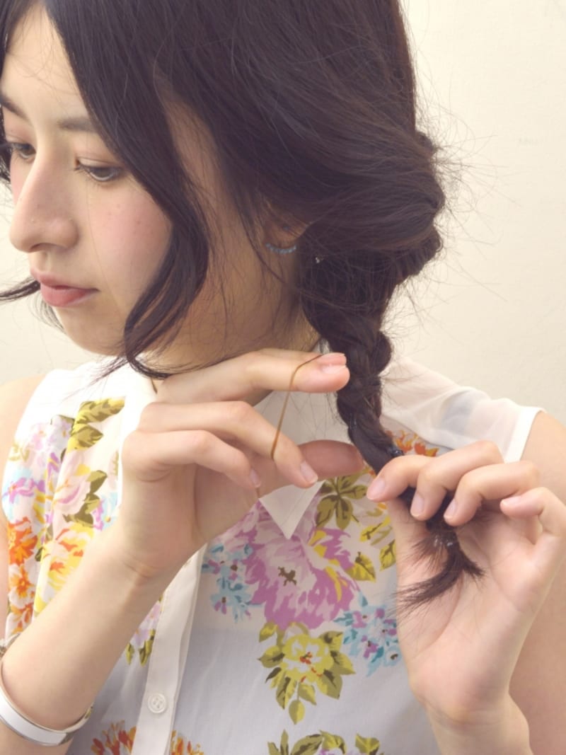 編み終わったら毛先をゴムで結ぶ