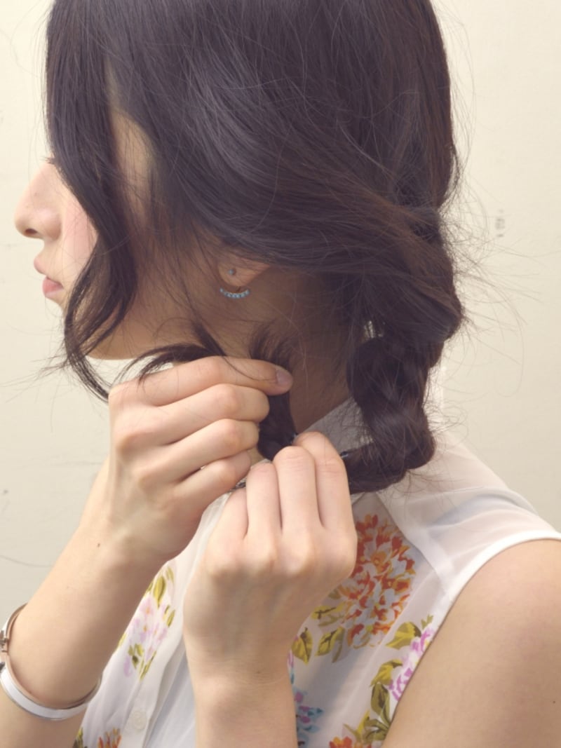 毛先が外に出ないように内側に入れこむ