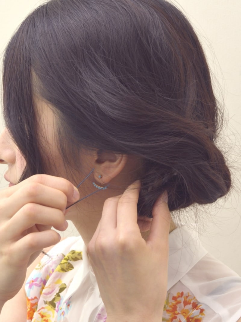 ピンで4～5カ所留めてシニヨンを作る