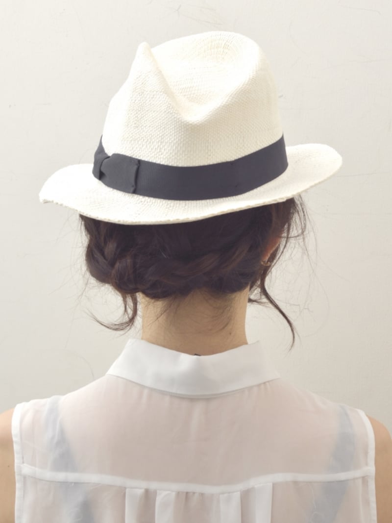 三つ編みで簡単！夏の帽子に似合う爽やかヘアアレンジ