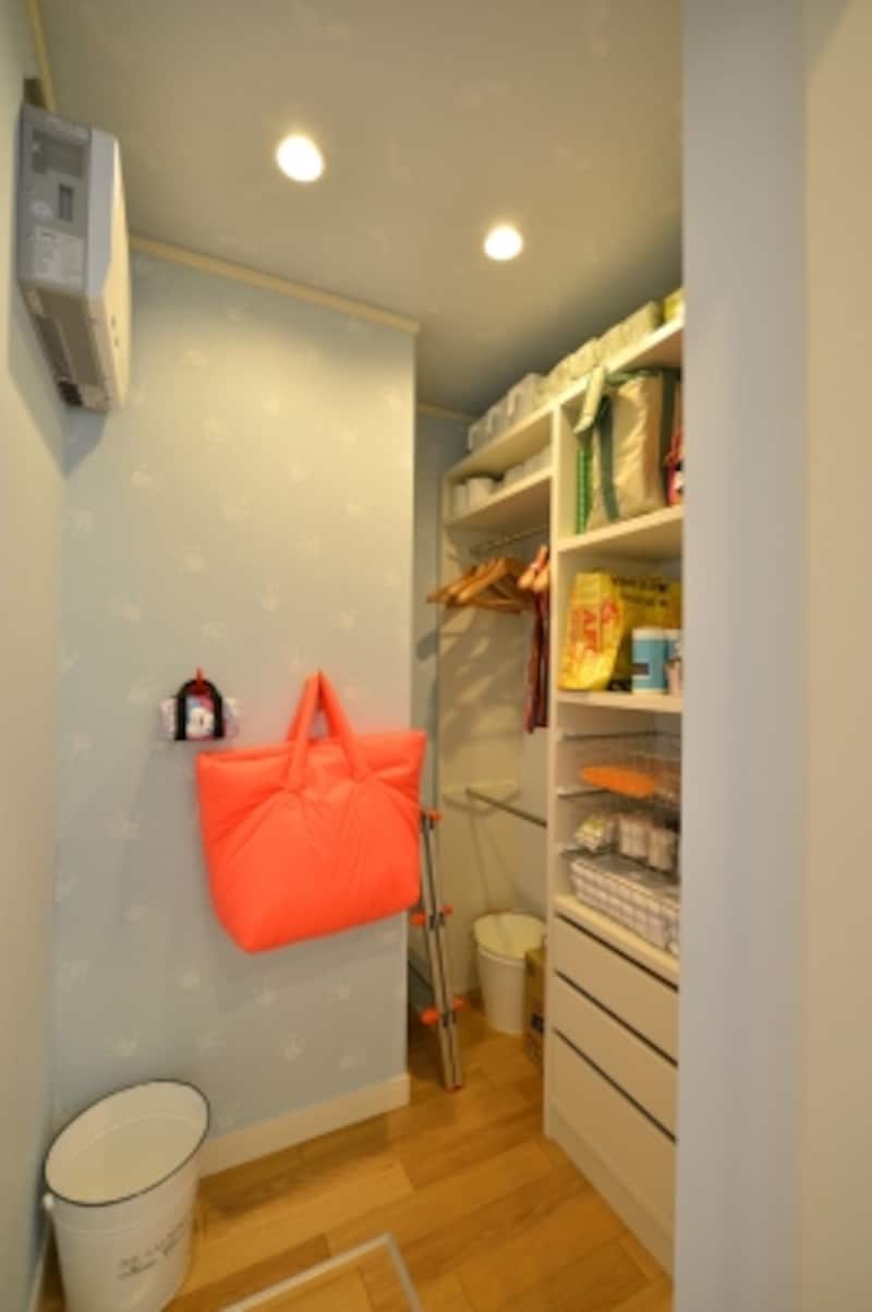 ファミリークローゼットは、タオルや下着、買い置きの洗剤類の収納や、外出着の一時置きスペースに