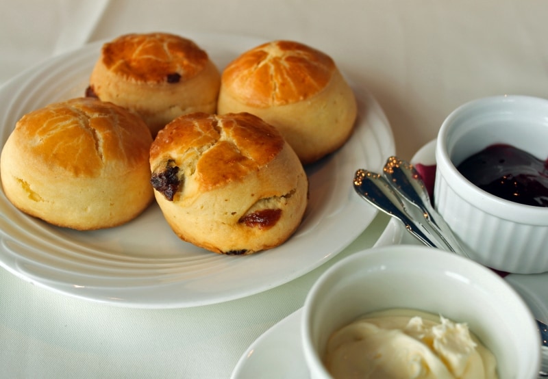 甘さ控えめのふんわりスコーン。クロテッドクリームとラズベリージャム付き。