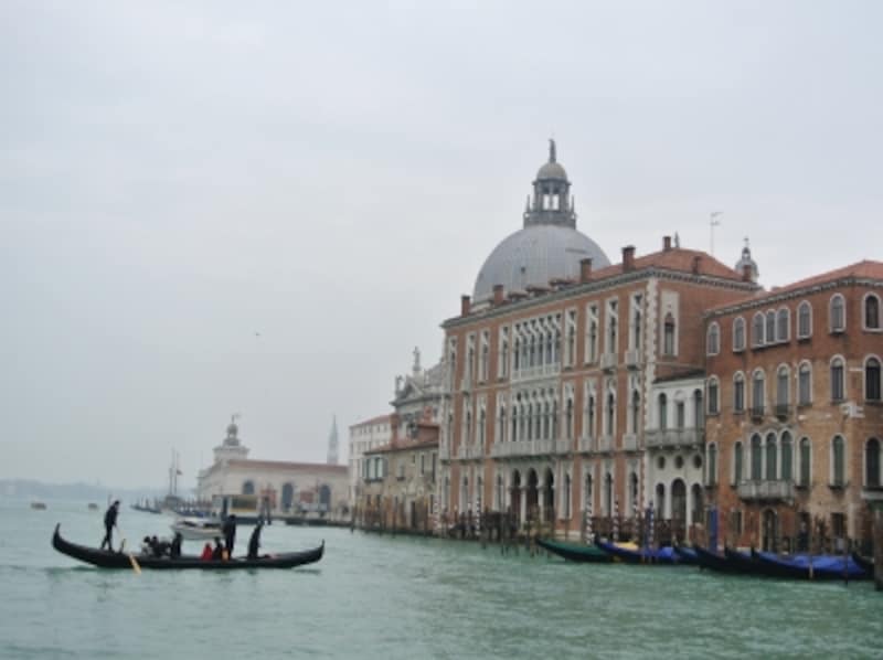 ヴァポレットはぜひ先頭に。美しいヴェネツィアの景色を船上から見渡すことができます