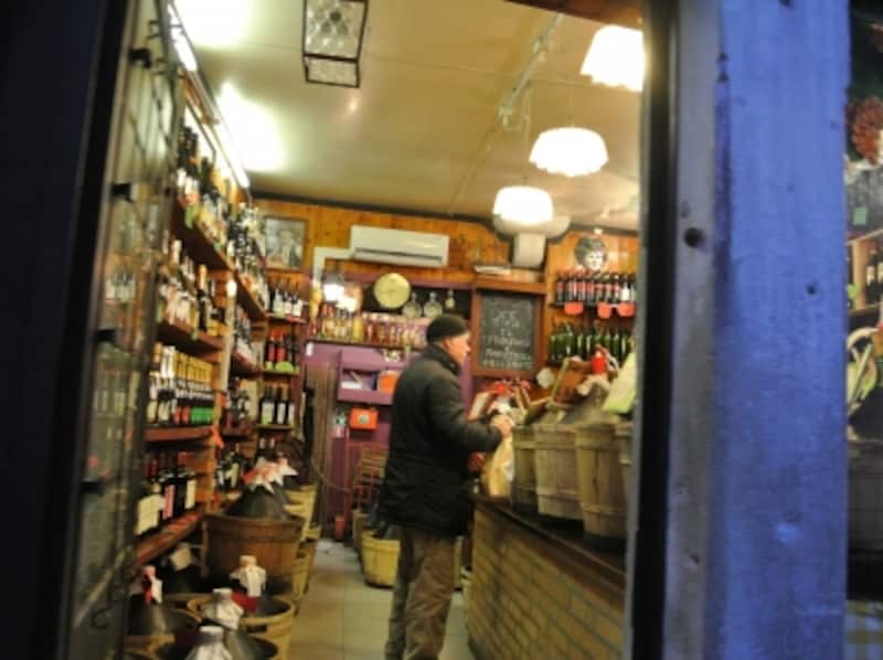 小道をちょっとのぞくと、お店がいろいろ。こちらは量り売りワインのお店