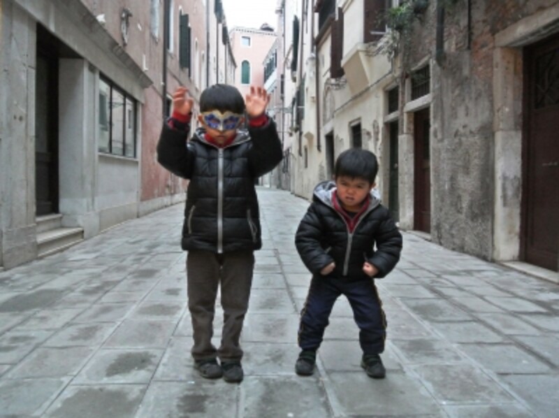 子ども用のおもちゃの仮面は数ユーロで買えました。良い記念に