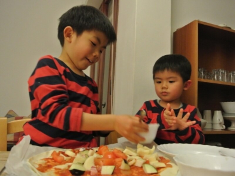 スーパーに行けば、ピザ生地やトマトソースがたくさん揃っていてワクワクします！