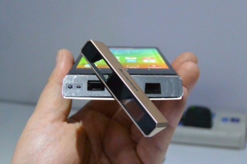 ヘッドを回転させ、プロジェクターの照射方向を変更することで2通りの使い方が可能になっています。本体サイズも一般的なスマートフォンと変わりません。