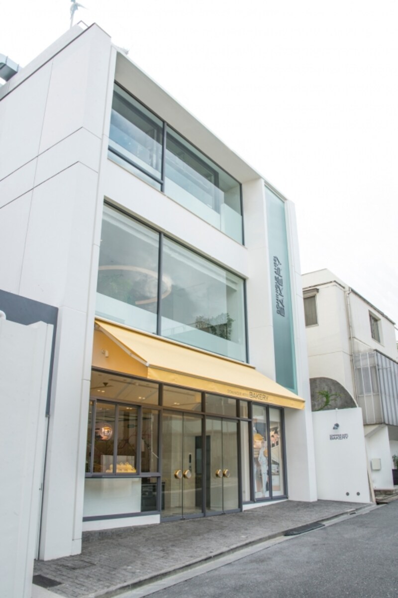 表参道駅、明治神宮前駅のちょうど間にあります。いずれも徒歩5分ほど