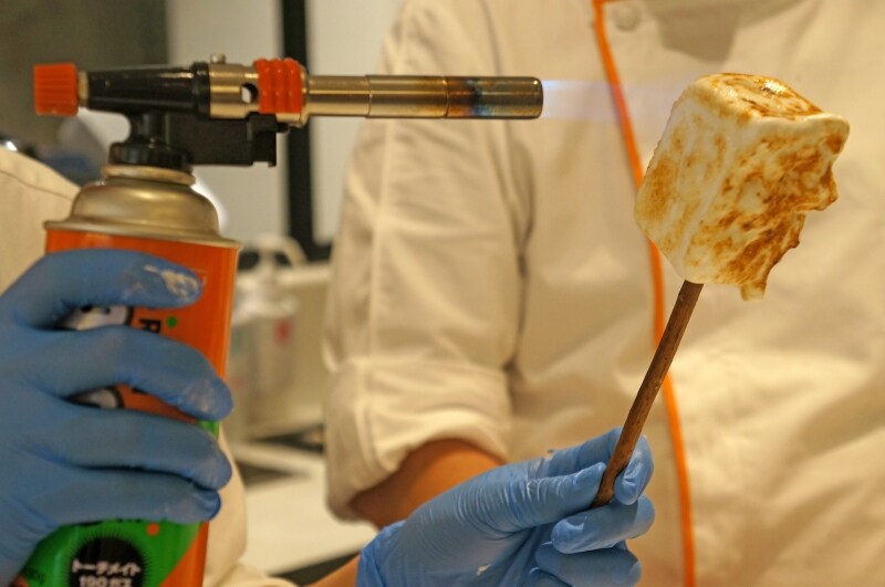 注文してからバーナーで焼いてくれるので、外側がキャラメリゼされた状態になります。