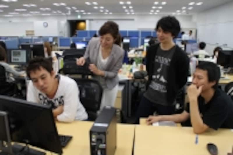 プロジェクトメンバーとの仕事風景