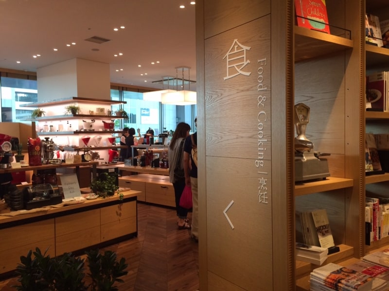 例えば２Fの生活家電と書棚を繋ぐ壁には、キーワードが書かれており、食というところには、レシピ本、ダイエット関連の本などが並ぶと同時に、奥の家電売り場には、自宅でパンが作れるホームベーカリーやスロージューサーなど、流行のコールドプレスジュースが作れるアイテムなどが並び、有機的に繋がっています