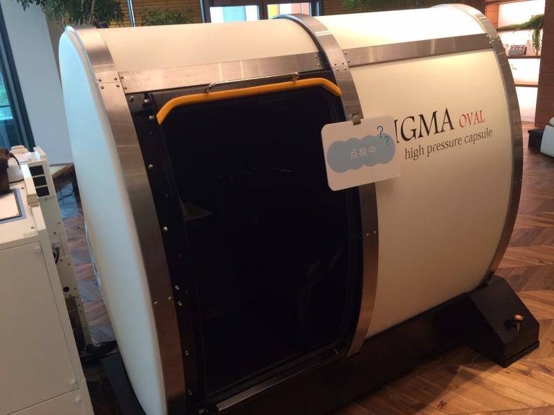 家電売り場の端っこには、かつてイングランド代表のデビッド・ベッカム（古い？）の骨折や、ハンカチ王子時代の斎藤佑樹投手の連投の疲れを癒したという酸素カプセル類が並んでいます。有料ながら15分や30分で試すことも可能です。