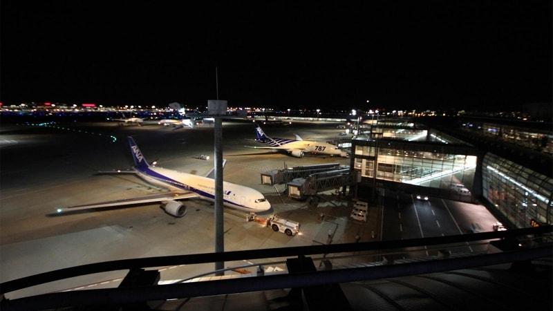 こんな時間でも飛行機の離発着が楽しめる。聞こえるのは飛行機のエンジン音ぐらい