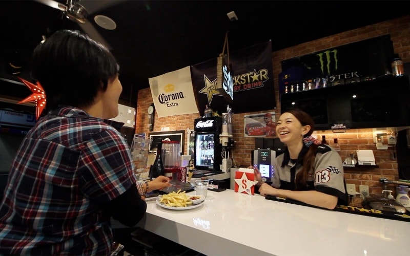 バイクとワンコが大好きなレイさんの明るい人柄から輪が生まれる。ナイトランの出発地点に