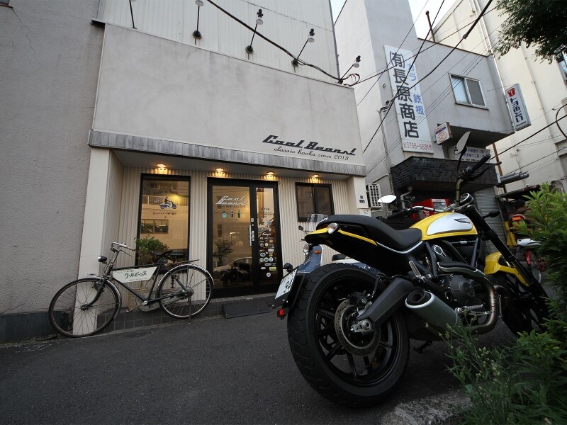 “カフェを併設したバイク専門書店”という新しい形態のCool Beans! Classic Books