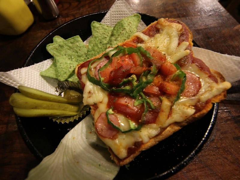 ボリューミーなピザパンなど、ドリンクやフードメニューも豊富。普段と違うひとときを過ごしたい人にオススメ