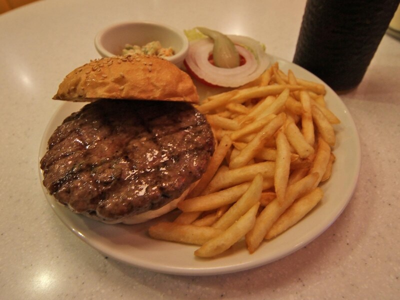 オリジナルのハンバーガーセットなど、さまざまなアメリカンフードを取り揃えている