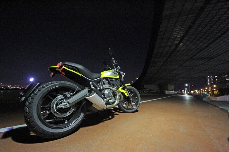 やはりドゥカティ スクランブラーは都会に映える。ナイトランにはうってつけの相棒だ