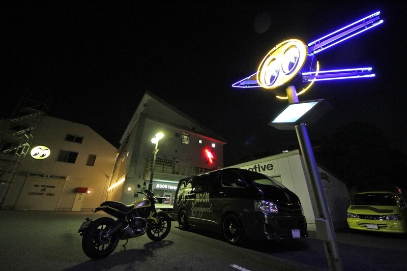 ムーンアイズの裏手には駐車場が。オートバイ用のスペースも設けられている